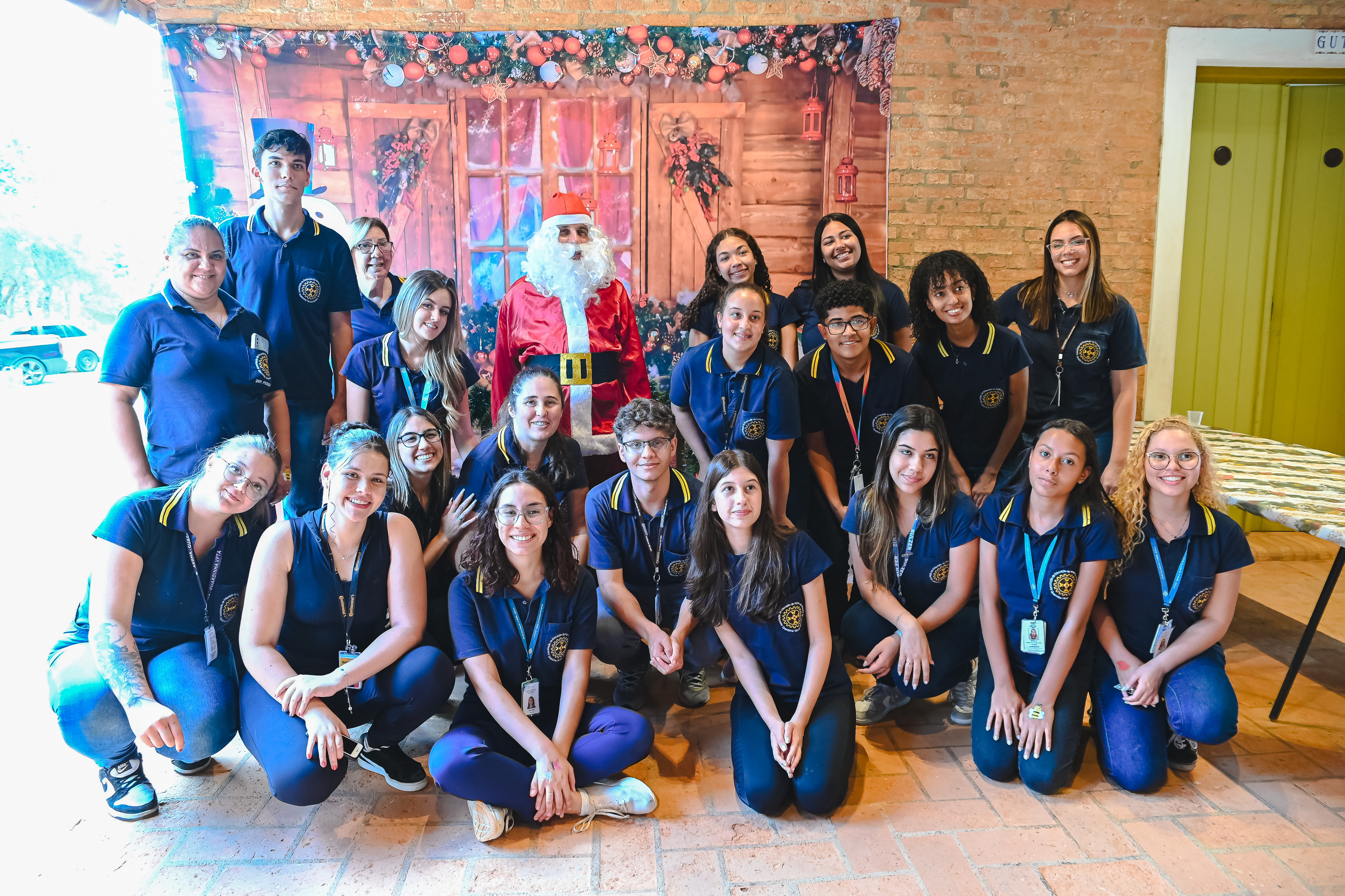 Voluntários da ONG trabalhando no evento de Natal 2023